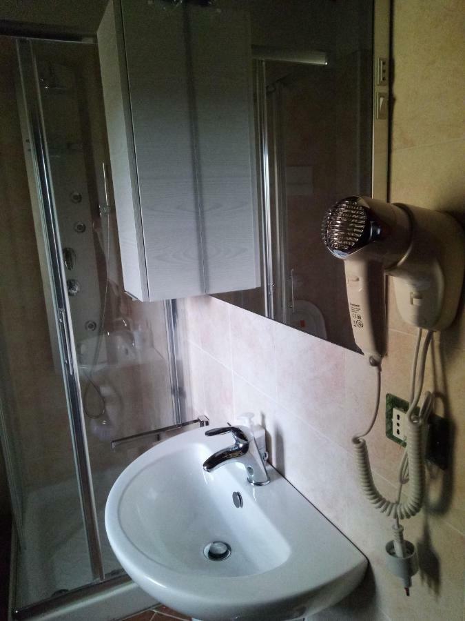 Single Room,897711772:JPEG